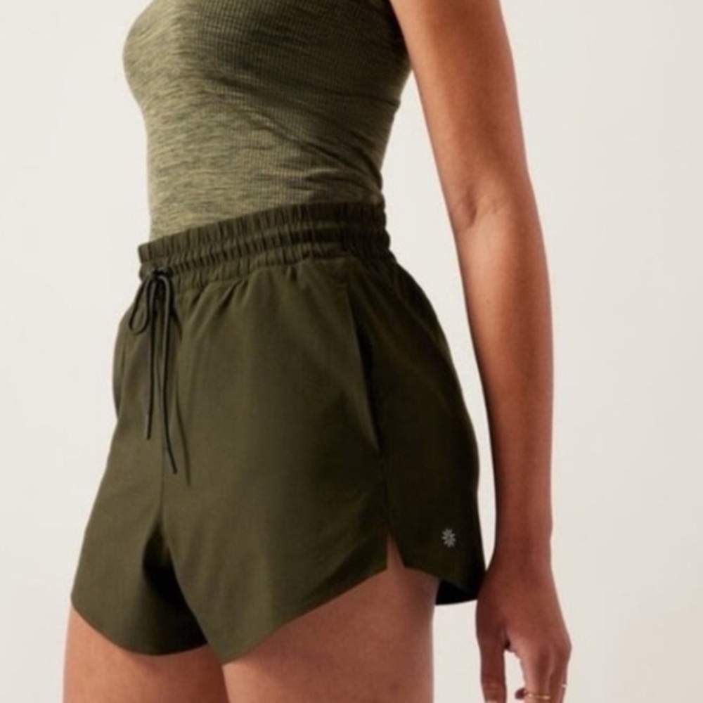 Athleta Crossroads Short Euc Small - image 1